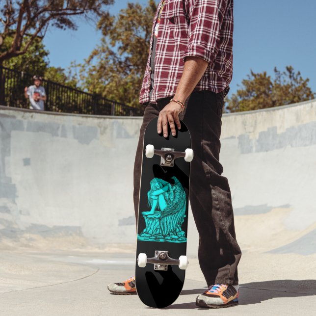 Ein schlafender Engel auf dem Stein Skateboard (Außenbereich 2)