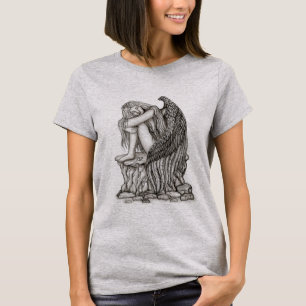 Ein schlafender Engel auf dem Stein T-Shirt