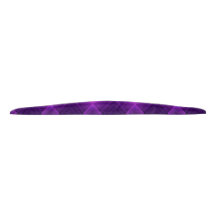 Ein schlankes, violettes Haarband mit diagonaler S