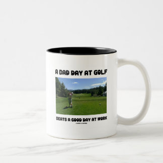 Ein schlechter Tag am Golf schlägt einen guten Tag Zweifarbige Tasse