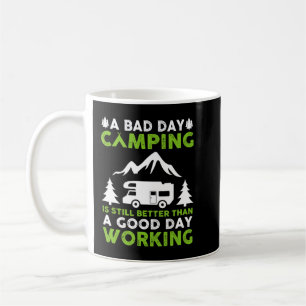 Ein schlechter Tag beim Campen ist immer noch bess Kaffeetasse