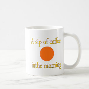 Ein Schluck Kaffee am Morgen aus einer Tasse