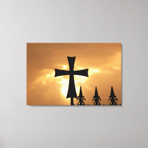 Ein schmiedeeisernes Kreuz auf einem Zaun Leinwanddruck