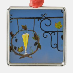Ein schmiedeeisernes Schild, das das Thema veransc Ornament Aus Metall