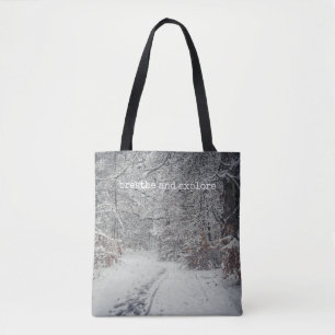 Ein schneebedeckter Weg durch einen Winterwald