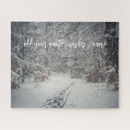 Ein schneebedeckter Weg durch einen Winterwald Puzzle