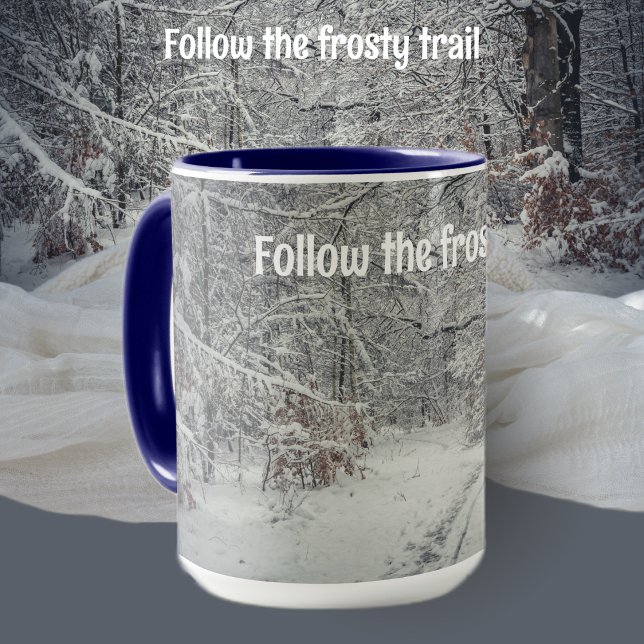 Ein schneebedeckter Weg durch einen Winterwald Tasse (Von Creator hochgeladen)