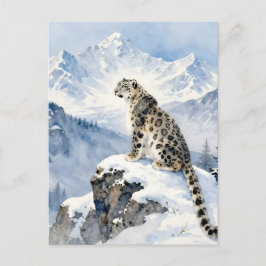 Ein Schneeleopard auf einem schneebedeckten Berggi Postkarte