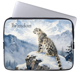 Ein Schneeleopard auf schneebedecktem Gipfel Perso Laptopschutzhülle