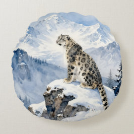 Ein Schneeleopard auf schneebedecktem Gipfel Rundes Kissen