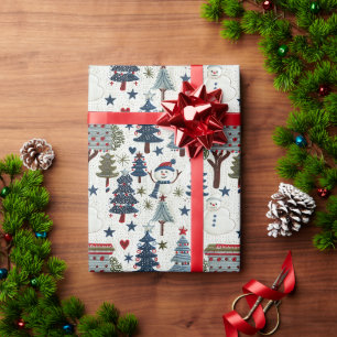 Ein Schneemann und Weihnachtsbäume in einem blauen Geschenkpapier