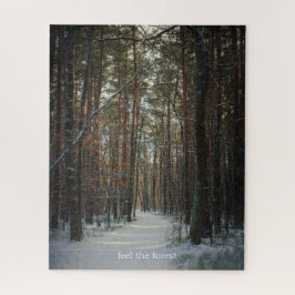 Ein Schneeweg im Kiefernwald Puzzle