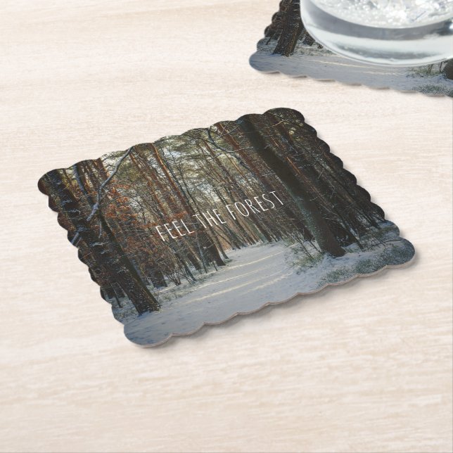 Ein Schneeweg im Kiefernwald Untersetzer (angewinkelt)