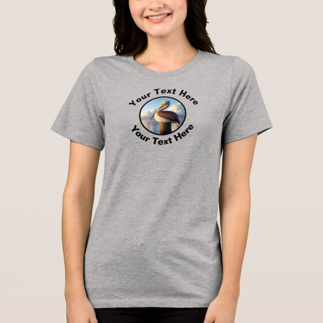 Ein schöner brauner Pelikan mit eigenem Text Tri-Blend Shirt (Vorderseite)