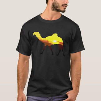 Ein schöner Kamel, der in die Wüstensonne schlende T-Shirt