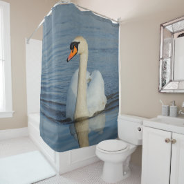 Ein schöner Mute Swan nähert sich Duschvorhang