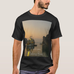Ein schöner Sonnenuntergang in Halong Bay, Vietnam T-Shirt