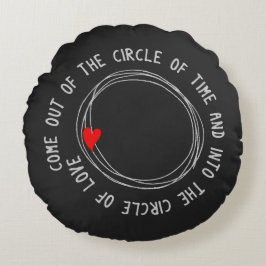 Ein schöner Text in den Kreis der Liebe Rundes Kissen