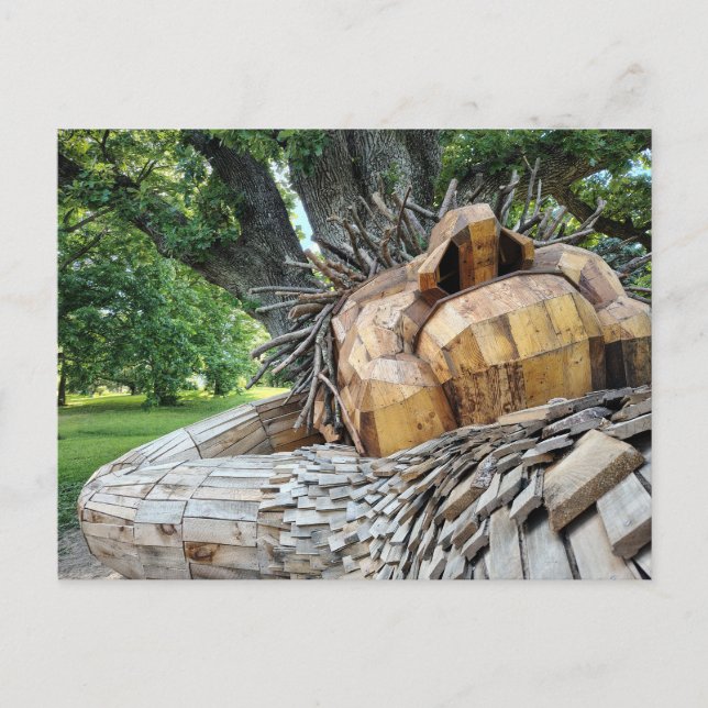 Ein schöner Troll schläft unter einem Baum Postkarte (Vorderseite)