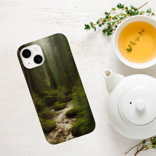 Ein schöner Waldstrom iPhone 14 Hülle