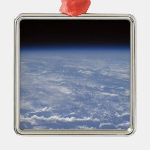 Ein schräger Horizont mit Blick auf die Erdatmosph Ornament Aus Metall