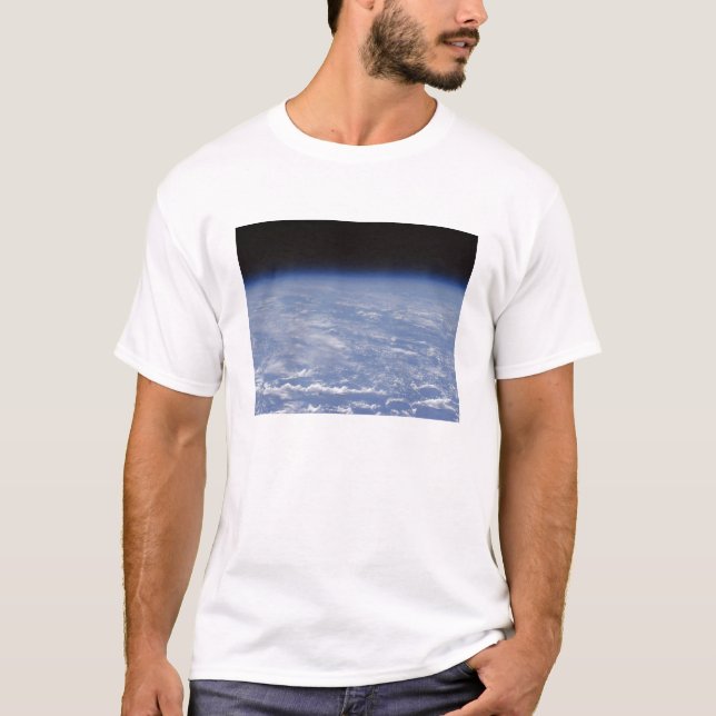 Ein schräger Horizont mit Blick auf die Erdatmosph T-Shirt (Vorderseite)
