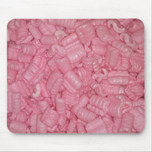 Ein Schreibtisch voll mit Packmasse für Erdnüsse Mousepad