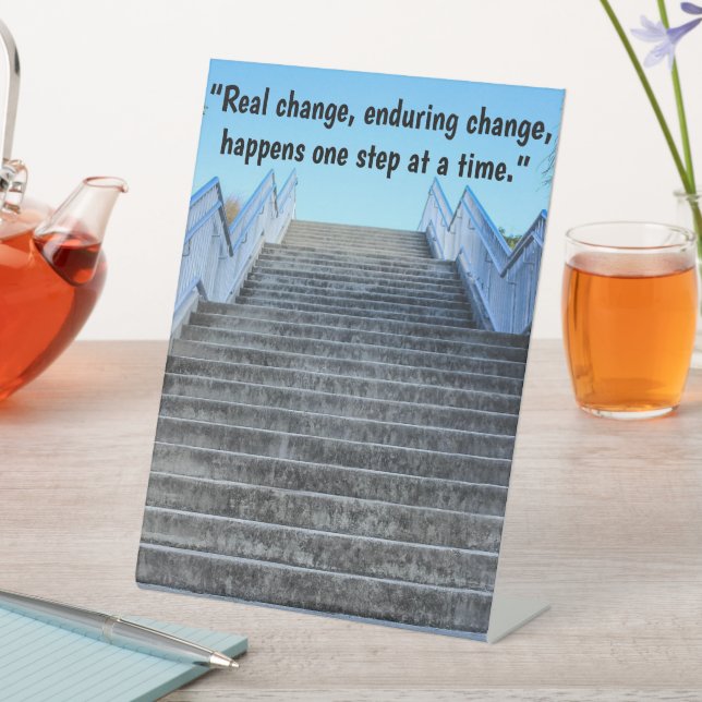 "Ein Schritt zur Zeit"-Zeichen Sockelschild (In Situ)