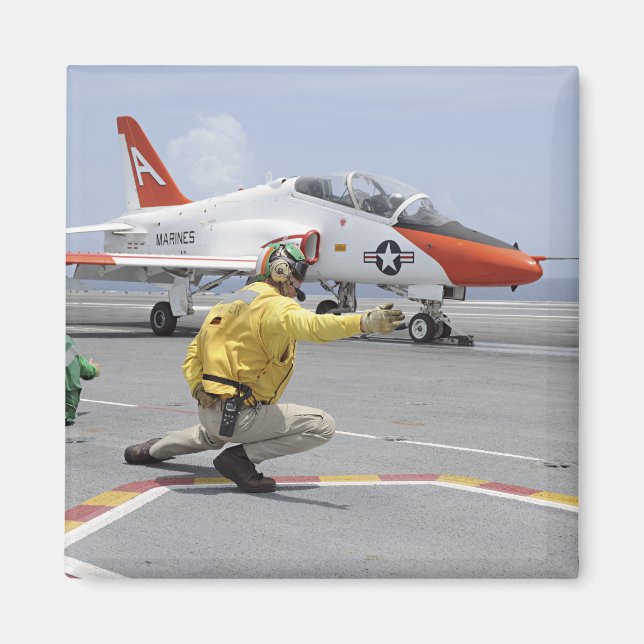 Ein Schütze an Bord des Flugzeugträgers Magnet (Vorne)