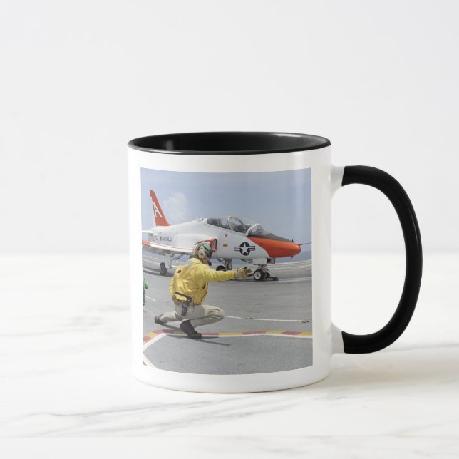 Ein Schütze an Bord des Flugzeugträgers Tasse (Rechts)