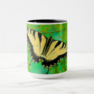 Ein Schwalbenschwanz Schmetterling landet Tasse