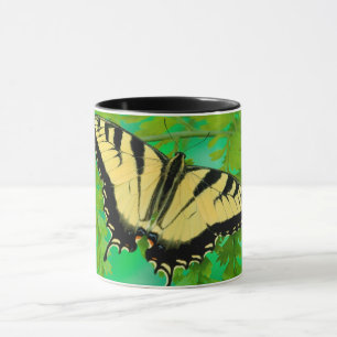 Ein Schwalbenschwanz Schmetterling landet Tasse