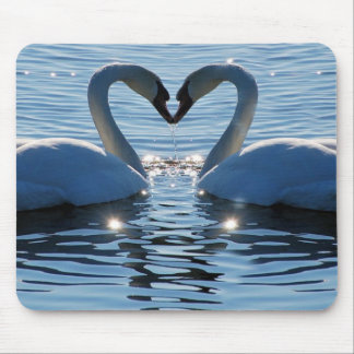 Ein Schwan-Herz-Kuss, Reflexionen der Liebe Mousepad
