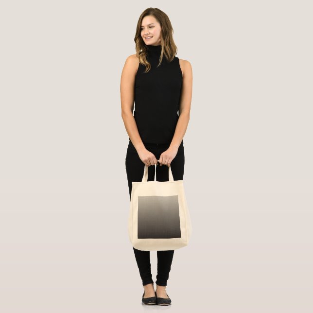 ein Schwarz-Weiß-Foto einer Wand_ Tragetasche (Vorderseite (Model))