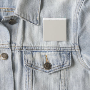 ein Schwarz-Weiß-Foto eines Mannes in einem Anzug Button