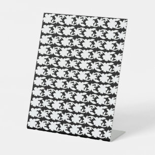 ein Schwarz-Weiß-Foto eines Musters Sockelschild