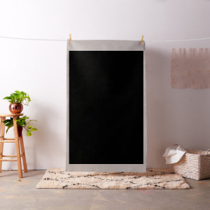 ein Schwarz-Weiß-Foto eines Uhrturms Stoff