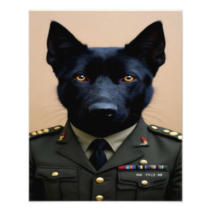 Ein schwarzer Deutscher Schäferhund in Militärunif Fotodruck