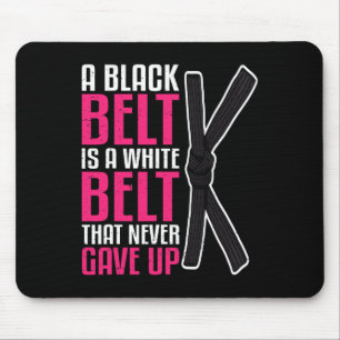 Ein schwarzer Gürtel ist ein weißer Gürtel, der Ka Mousepad