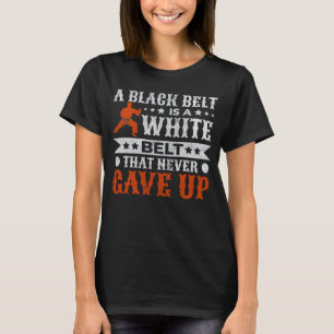 Ein schwarzer Gürtel ist ein weißer Gürtel, der ni T-Shirt