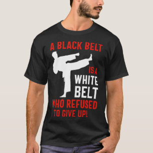 Ein schwarzer Gürtel ist ein weißer Gürtel, der ni T-Shirt