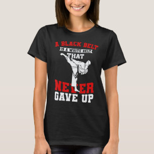 Ein schwarzer Gürtel ist ein weißer Gürtel, der ni T-Shirt