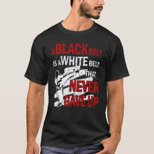 Ein schwarzer Gürtel ist ein weißer Gürtel, der ni T-Shirt