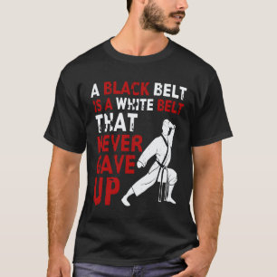 Ein schwarzer Gürtel ist ein weißer Gürtel, der ni T-Shirt