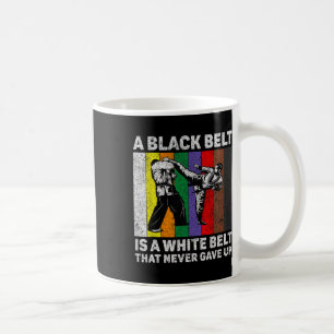 Ein schwarzer Gürtel ist ein weißer Gürtel, der Ta Kaffeetasse