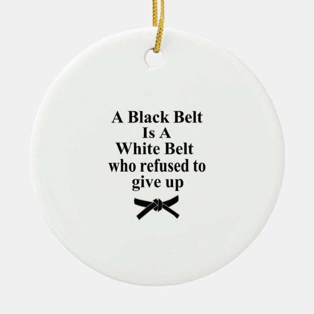 Ein schwarzer Gürtel ist ein weißer Gürtel Karate  Keramik Ornament (Vorne)