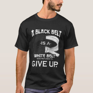 Ein schwarzer Gürtel ist ein weißer Gürtel Karate T-Shirt