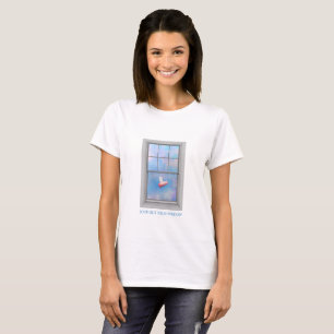 Ein Schwein, das vorbei aus dem Fenster schaut T-Shirt