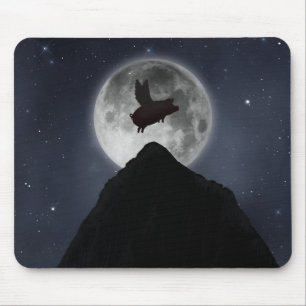 Ein Schwein fliegt über Vollmond über den Berg Mousepad