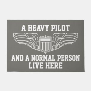 Ein schwerer Pilot und eine normale Person, die Fußmatte